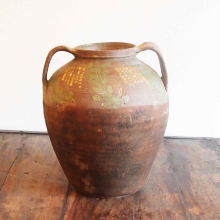 alter Tonkrug mit farbigen Verzierungen